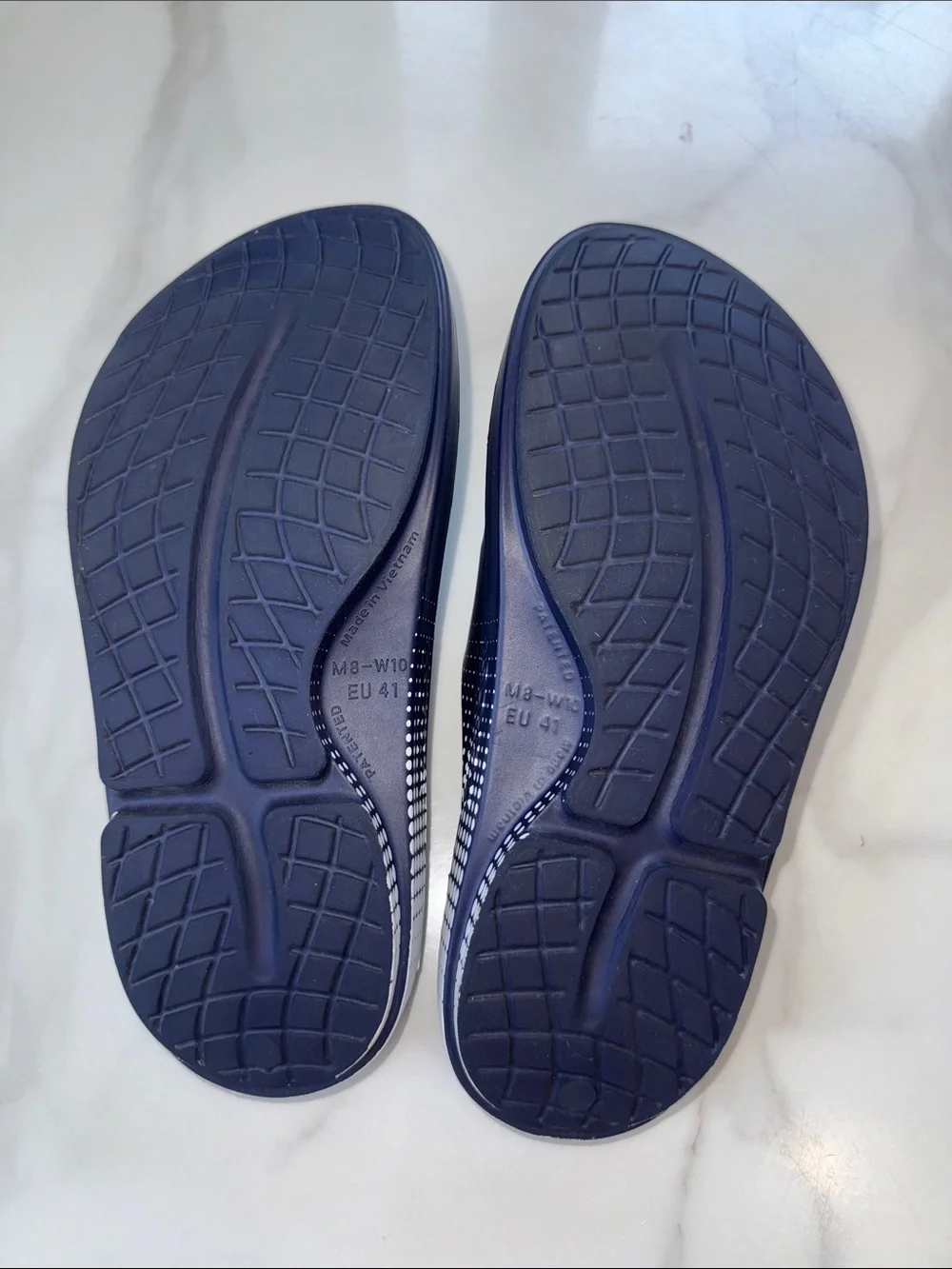 OOFOS pair navy